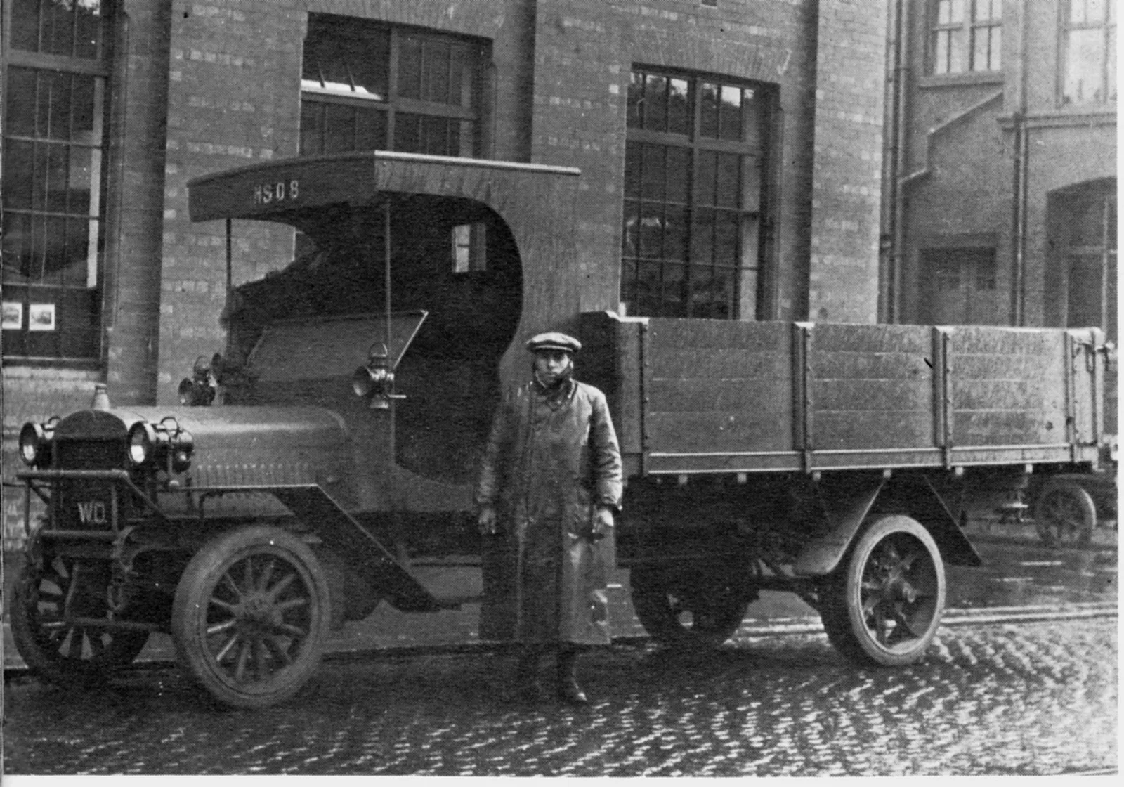 Historic Halley at Yoker during the First World War, preparing for a delivery journey to London